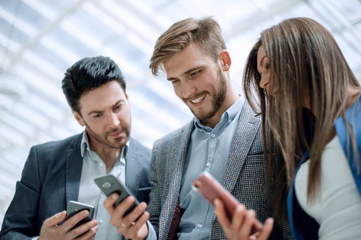 How to Monitor Employee Cell Phone Usage Legally