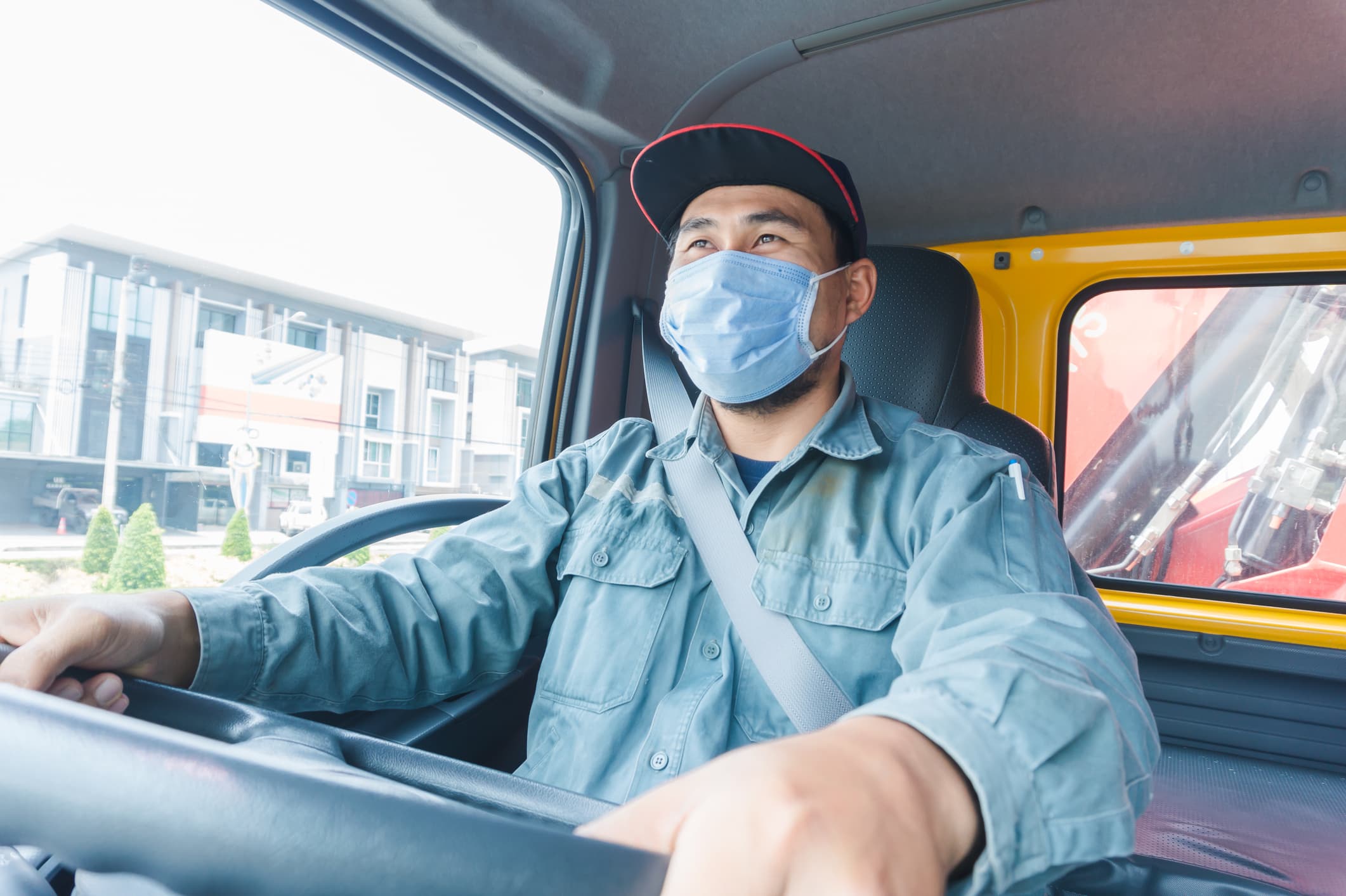 Delivery driver wearing a mask
